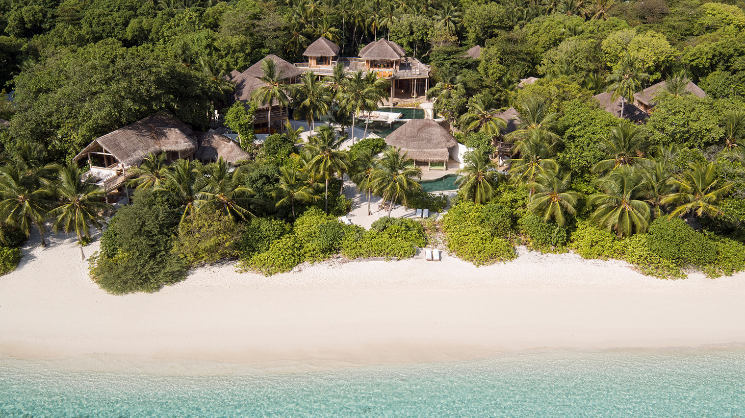 Villa des Luxus Eco Resort Soneva Fushi im Baa Atoll der Malediven an schneeweißem Strand und türkisfarbenem Wasser des indischen Ozeans