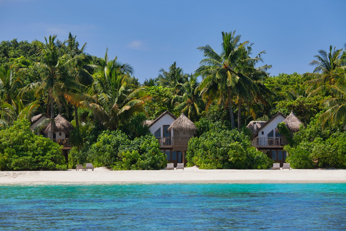 Crusoe Villen am schneeweißen Strand des Luxus Eco Resort Soneva Fushi im Baa Atoll der Malediven