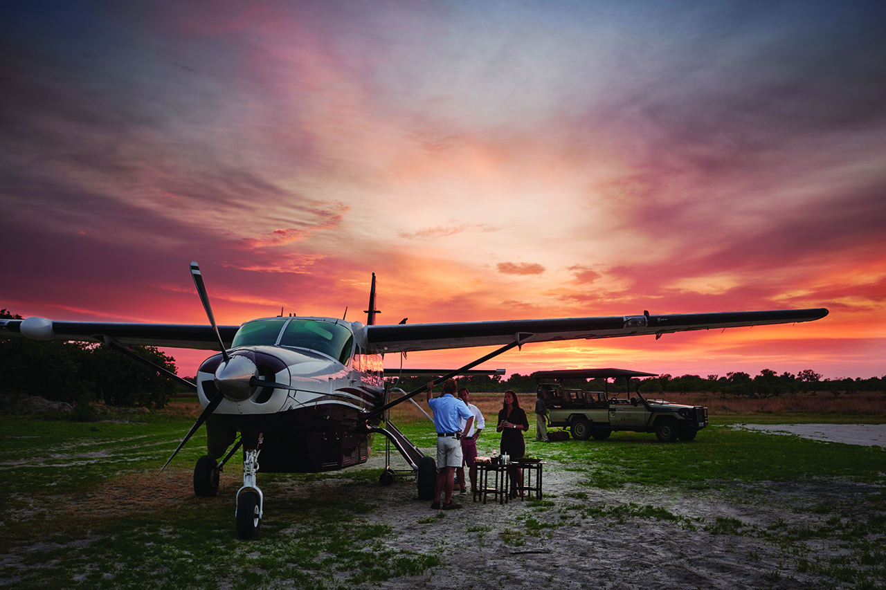 Flugsafaris in Botswana von Belmond Hotels im Abendrot der Sonne Afrikas