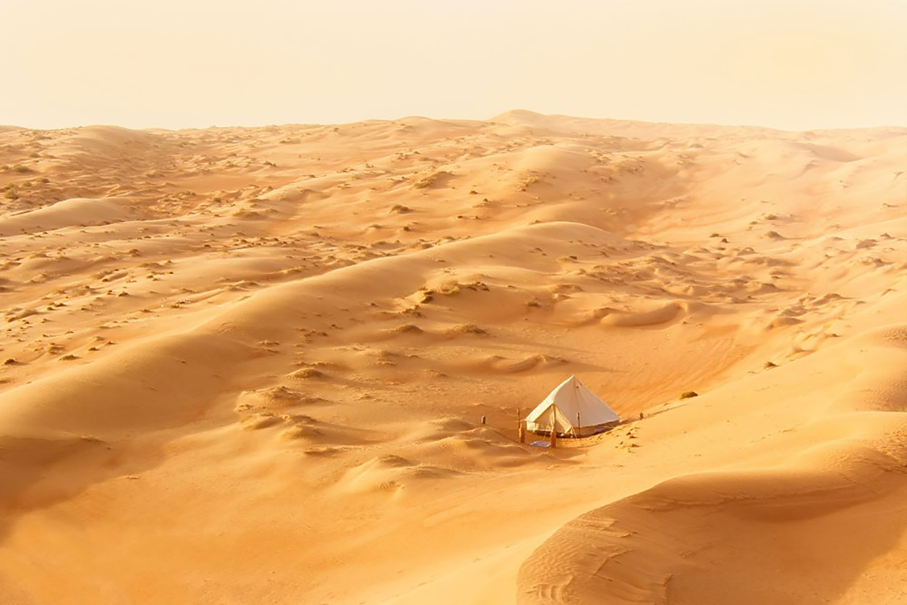 Canvas Club Zelt in der glühende Wüste des Oman bei Tageslicht und Sonnenschein