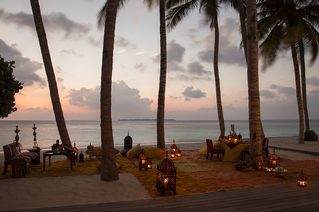 Abendstimmung bei Sonnenuntergang im Restaurant Carte Blanch des LVMH Luxusresorts Cheval Blanc Randheli auf den Malediven direkt am schneeweißen Strand gelegen mit Lounge Atmosphäre