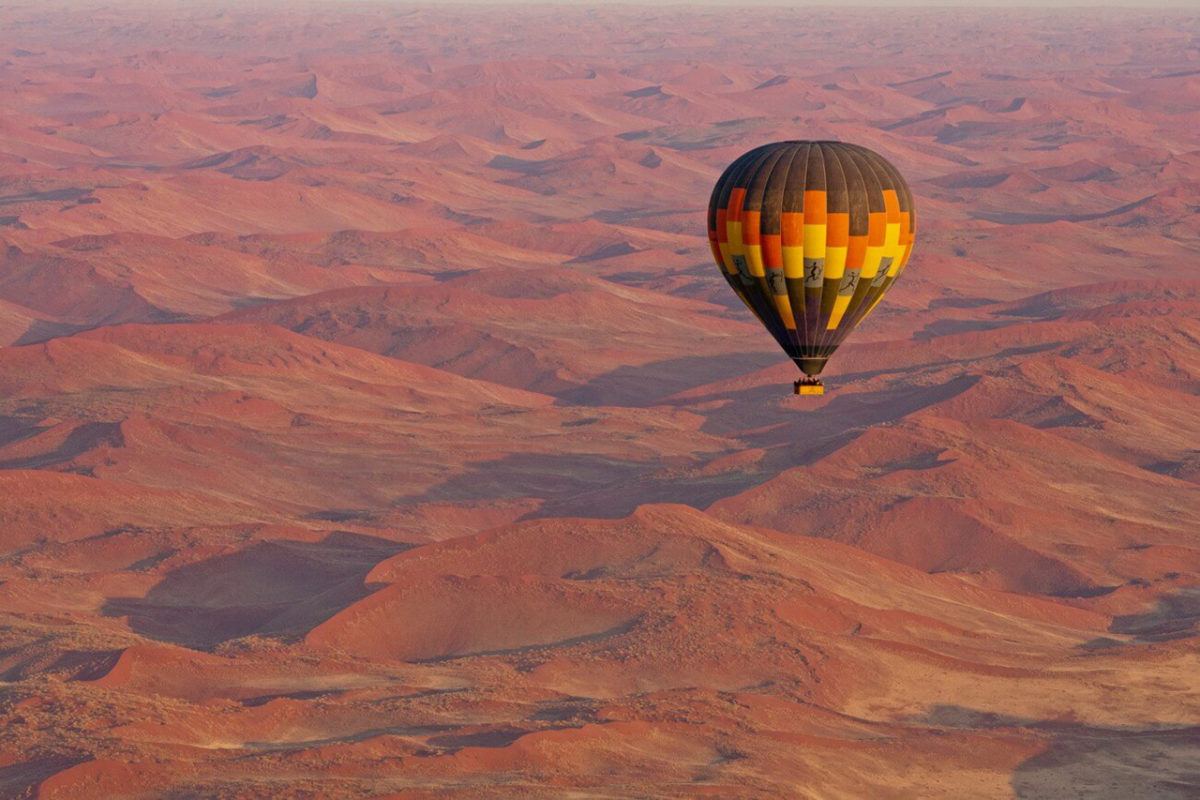 Heißluftballonfahrt in Namibia über dem feueroten Wüstensand