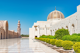 Moschee des Sultans in Muscat bei Tag ud Sonnenschein