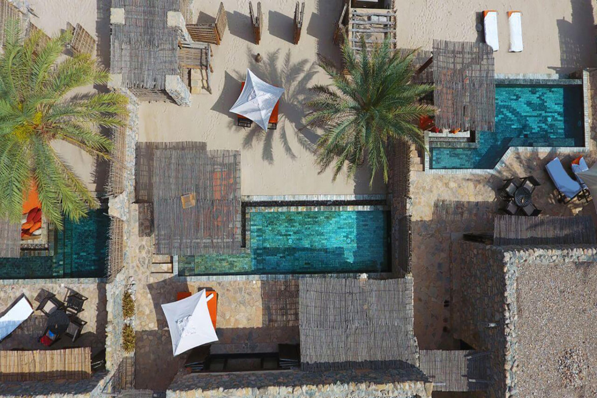 Blick von oben auf Villa im Six Senses Zighy Bay mit Pool