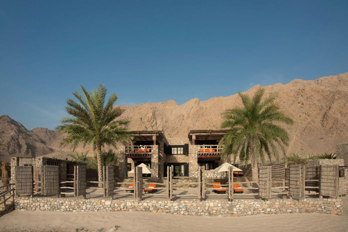 Hotelzimmer im Six Senses Zighy Bay direkt am Strand unter Palmen im Oman