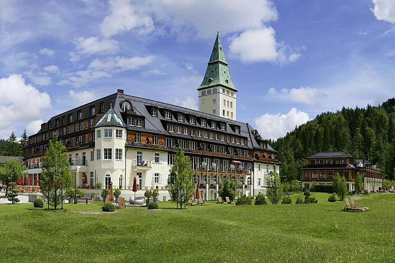 Schloß Elmau Garmisch Partenkirchen in Deutschland vor romantischer Bergkulisse