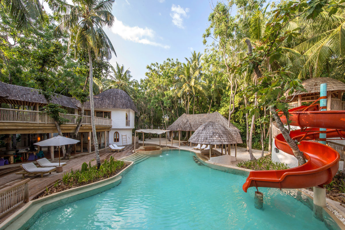 der größte Kinderclub der Malediven The Den des Luxus Eco Resorts Soneva Fushi Malediven mit Spielzimemrn und großem Pool und Wasserrustche