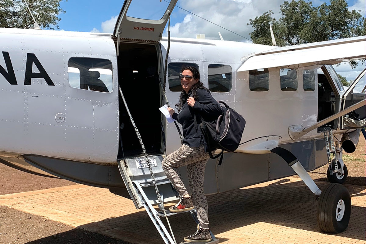 Susanne Reiss besteigt ein Flugzug zur Singita Lebombo Lodge in Südafrika