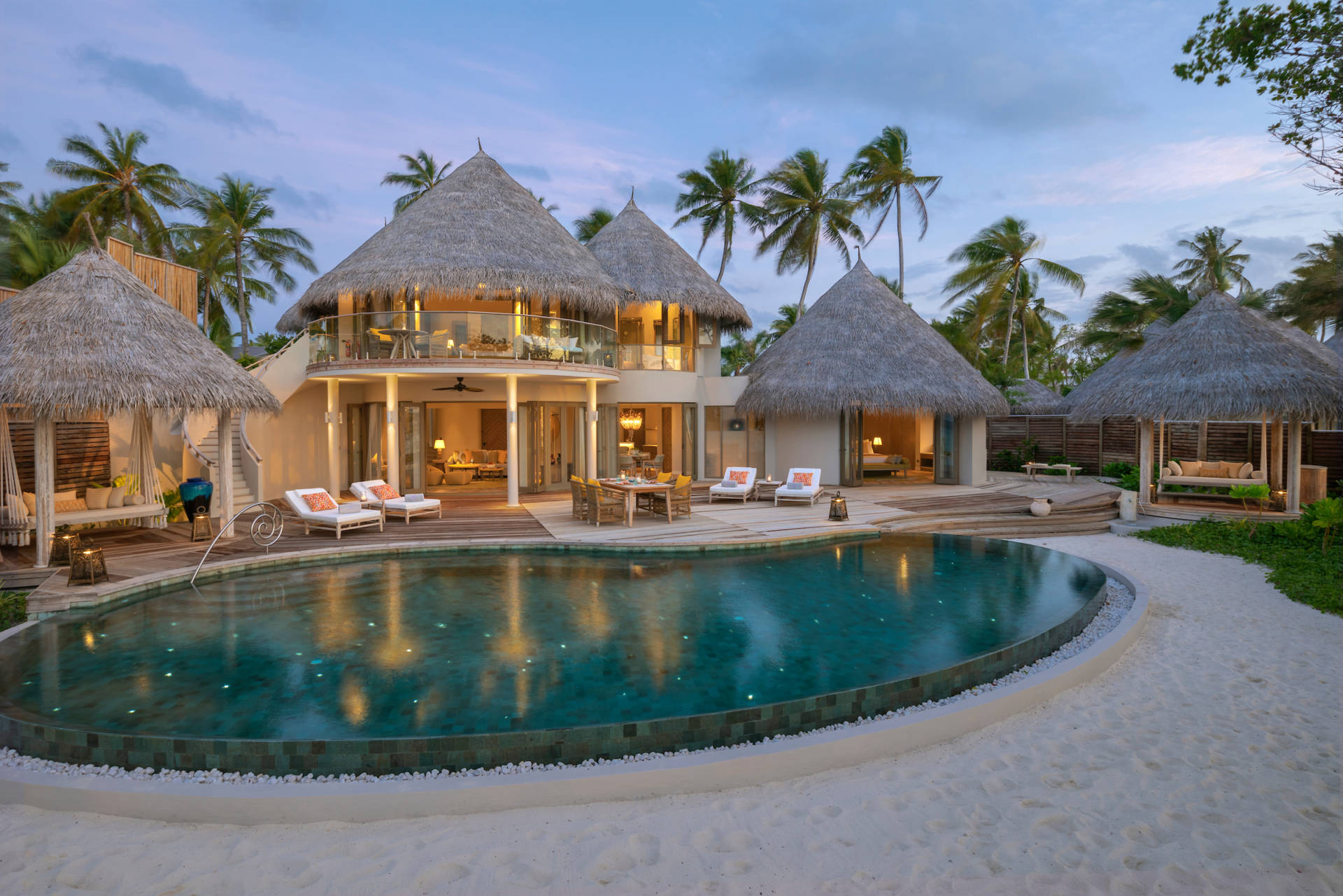 Luxusreisen-Luxushotels-Zwei Schlafzimmervilla mit privatem Pool in der Abenddämmerung des The Nautilus Luxusresrts auf den Malediven
