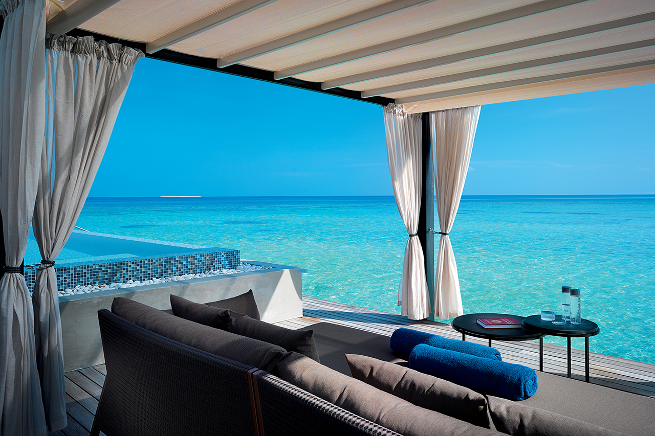 Blick von der Veranda der Wasservilla des Luxusresorts Velaa Private Island mit Blick über die türkisfarbene Lagune der Malediven