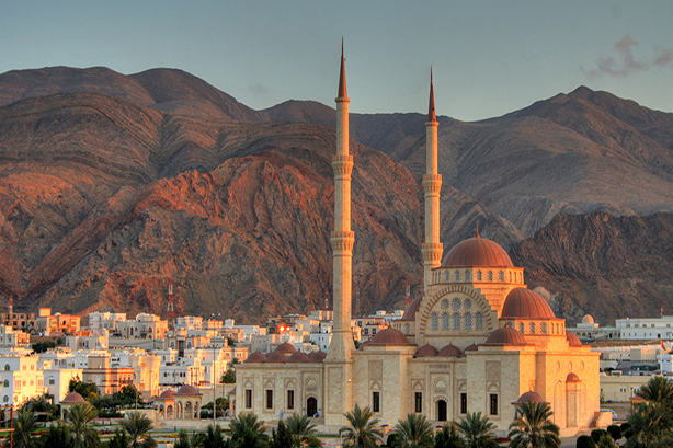 Die Moschee in Muscat im Oman im Licht des Sonnenuntergangs