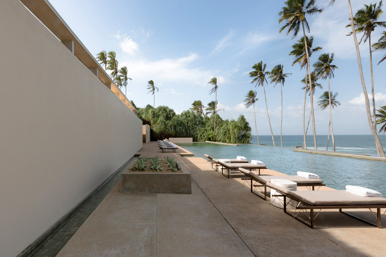 Hauptpool mit Liegen in miniminimalistischem Design de Luxusresort Amanwella in Weligama in Sri Lanka