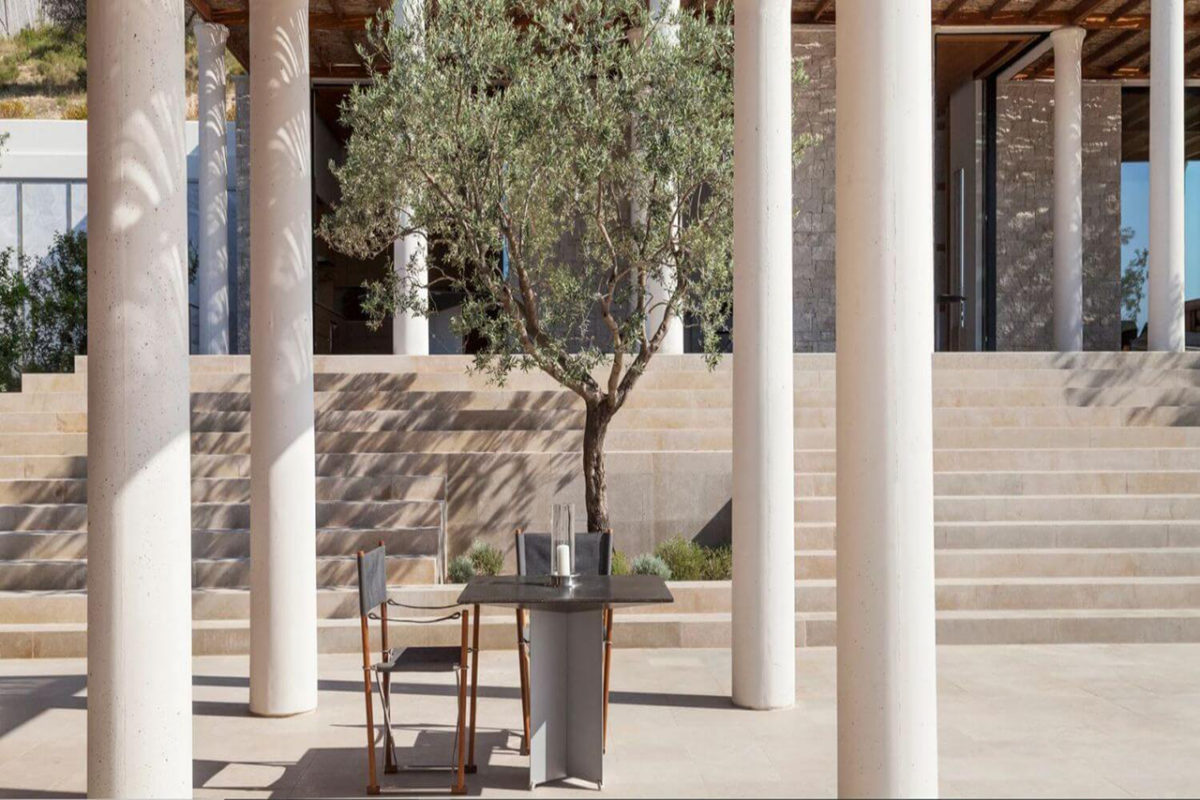 Blick auf die Terrasse der 5 Schlafzimmer Villa des Amanzoe Resorts in Griechenland bei Tag