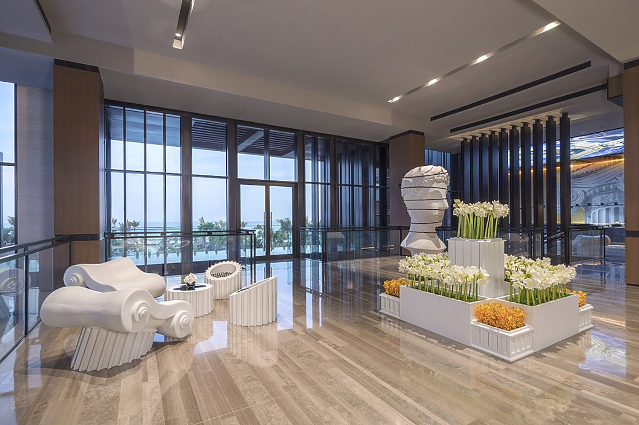 Geschmack- und kunstvoll eingerichtete Lobby des Caesars Palace BLuewater Hotel in Dubai mit Blick durch eine große Fensterfront