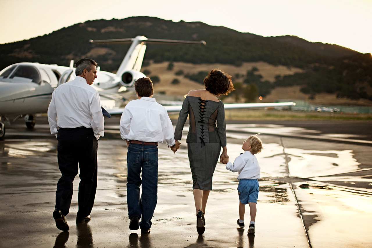 Luxusreisen mit der Familie mit dem Privatflugzeug am Himmel buchbar bei Reiss Reisen my collection
