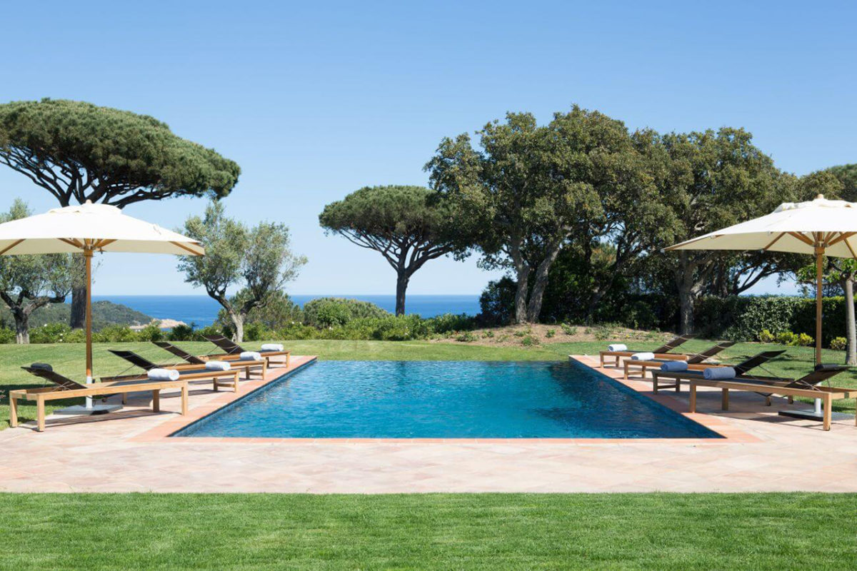 Private Villa in Ramatuelle Frankreich mit privatem Pool mit Liegen und Blick über das Grün bis zum Mittelmeer