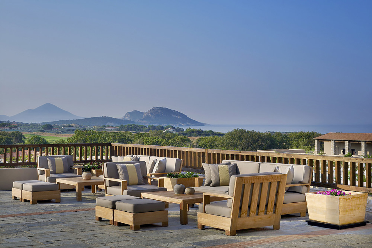 Terrasse mit weitem Blick überdies Landschaft des The Westin Costa Navarino