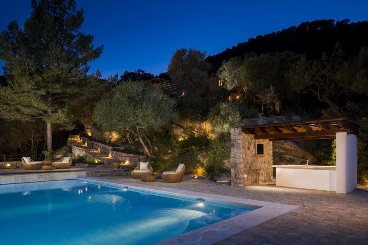 Mallorquinische Villa Son Balagueret von Richard Branson auf Mallorca mit Blick über den privaten Pool