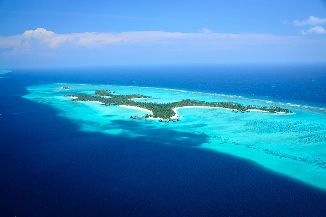 Blick aus der Vogelperspektive auf die Insel de sLuxusresorts One & Only Reethi Rah auf den Malediven