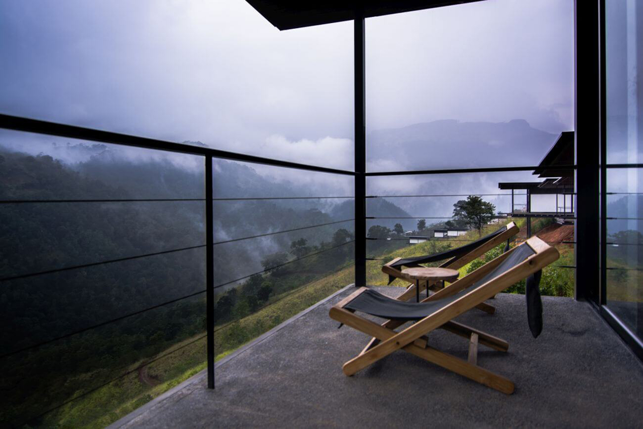 Luxus Wellness Resort Santani in den Bergen von Sri Lanka mit Nebelschwaden im Hintergrund
