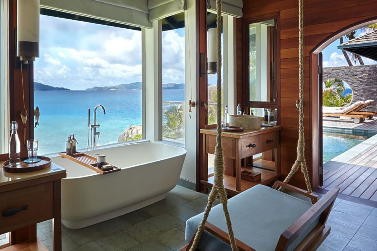Badezimmer der Ocean Front Villa des Six Senses Zil Pasyon Luxusresorts auf den Seychellen