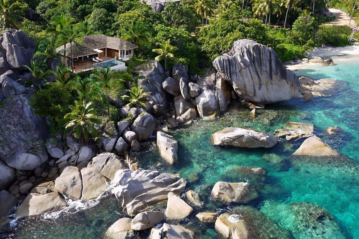 Blick auf die Oceanfront Villa vom Six Senses Zil Pasyon an den Klippen mit den großen Felsen der Seychellen