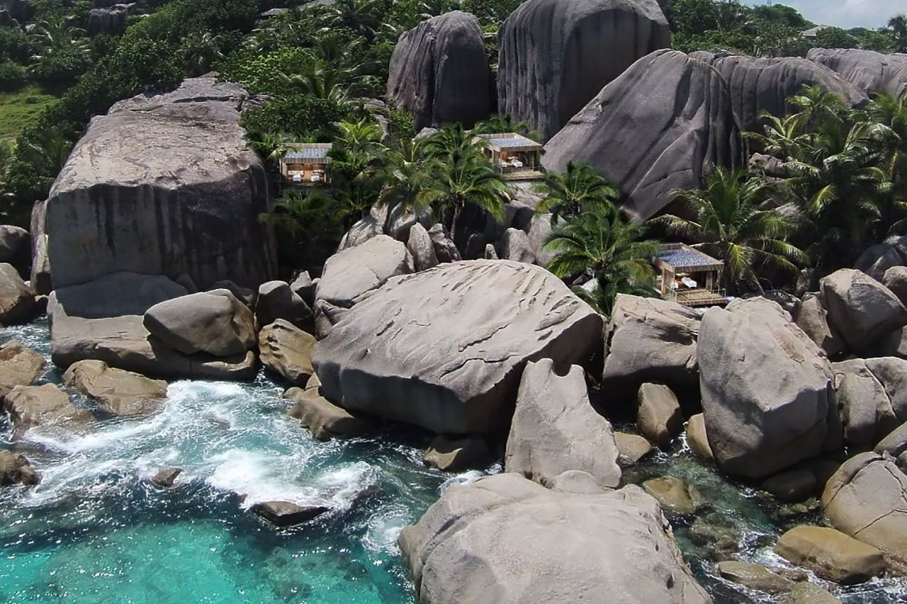 Blick von aussen mit der Drohne auf das Spa des Luxusresorst Six Senses Zil Pasyon Seychellen