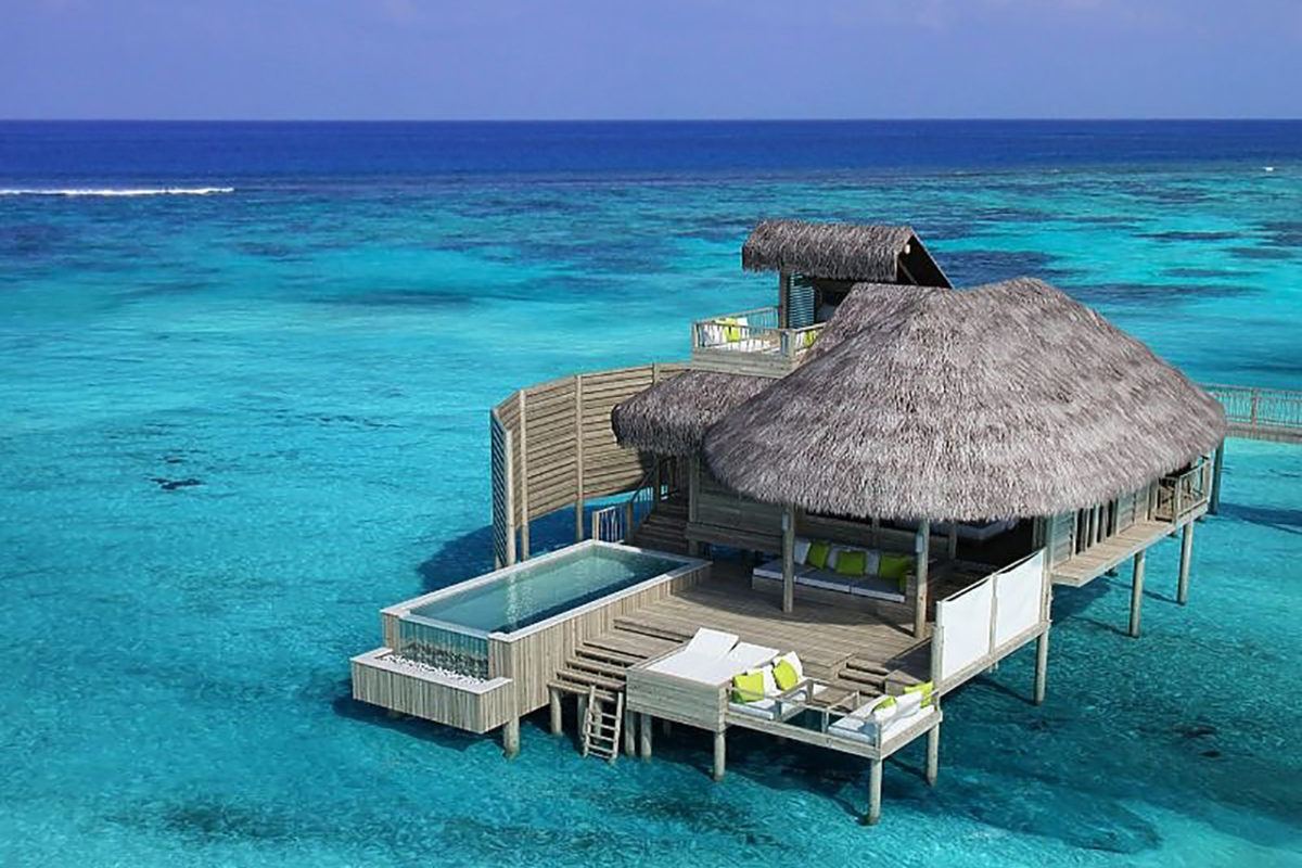Wasser Villa des Six Senses Lama Resorts auf den Malediven inmitten der türkisfarbenen Lagune