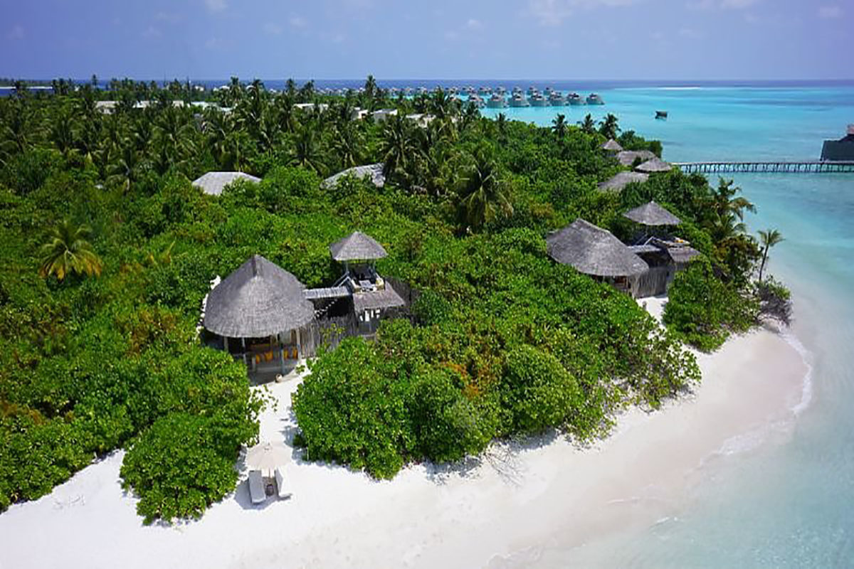 Beach Villen am schneeweißen Sandstrand des Resorts Six Senses Laamu auf den Malediven
