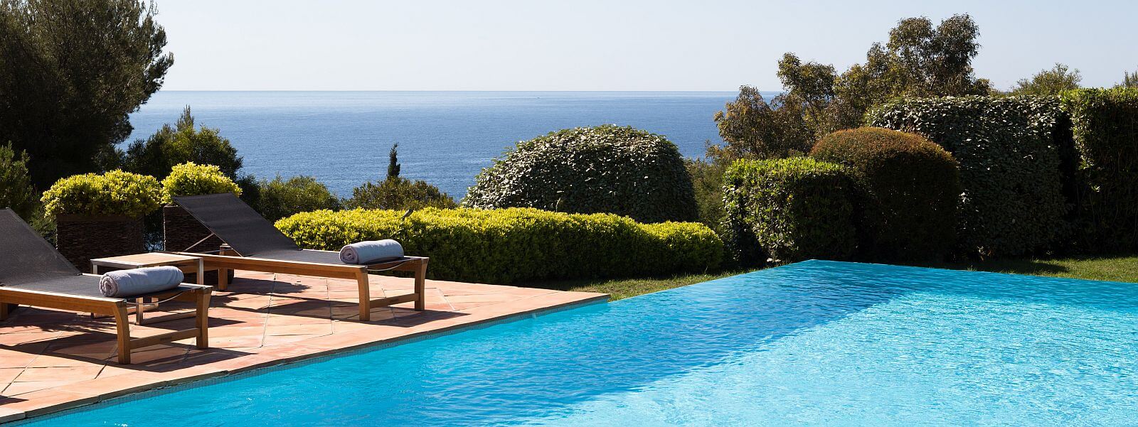 Private Villa in Ramatuelle Frankreich it privatem Pool mit Liegen und Blick über das Grün bis zum Mittelmeer