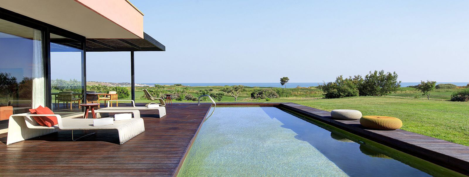 Blick über den privaten Pool auf das Grün mit dem Meer im Hintergrund der Villa Acadia im Roccoforte Verdura Resort auf Sizilien