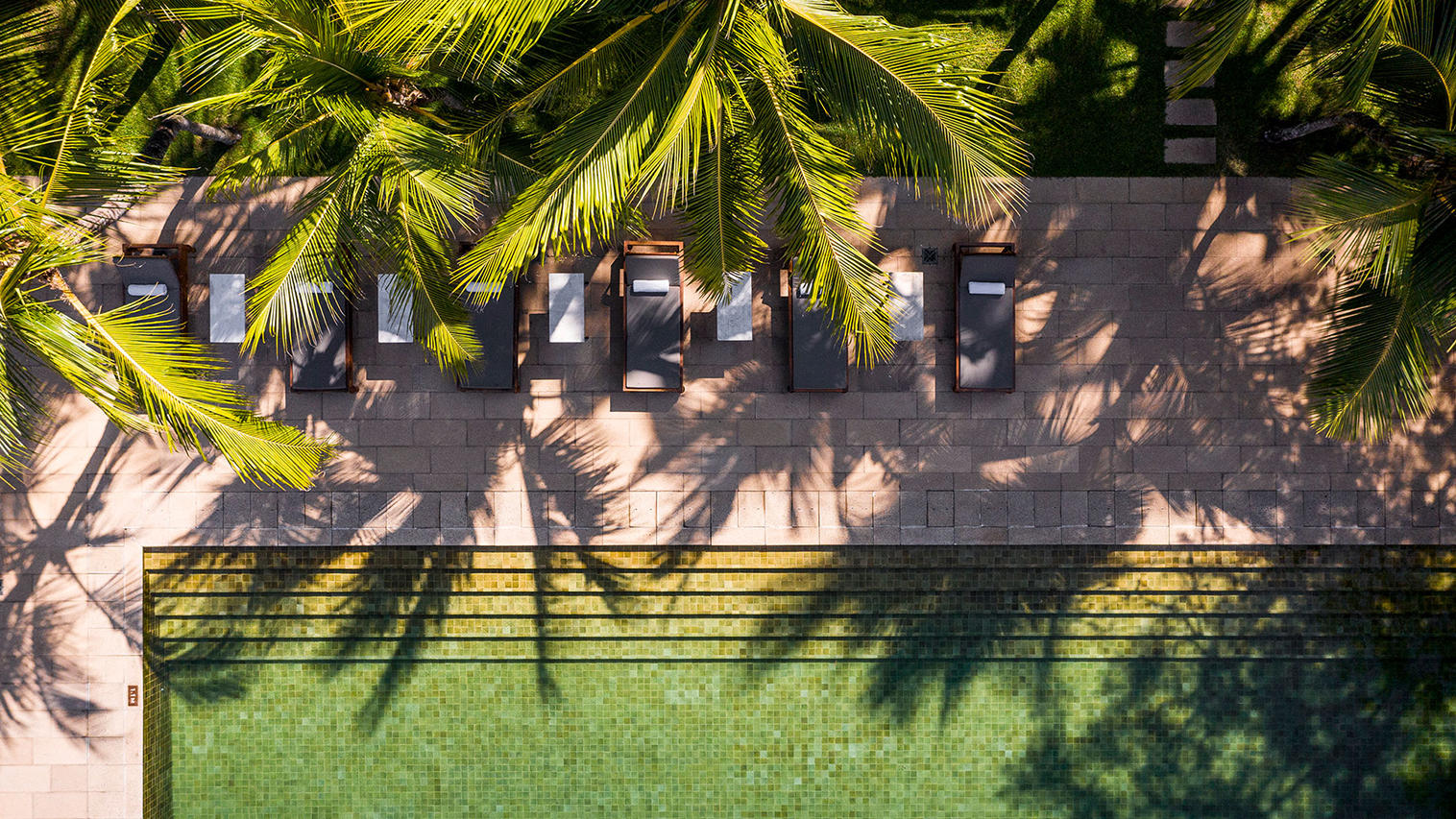 Blick aus der Vogelperspektive auf den Pool des Amangalla Hotel in Galle Sri Lanka bei Tag und Sonnenschein