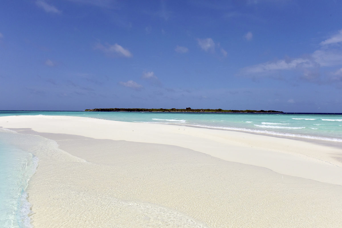 Sandbank vor Soneva Fushi Malediven mit Tag und Sonnenschein min türkisblauem Wasser umrandet