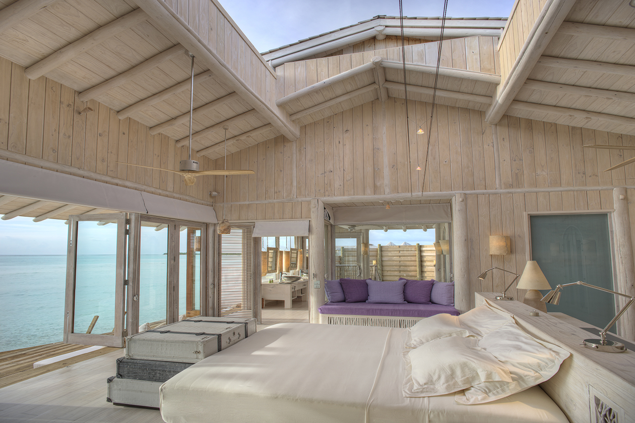 Schlafzimmer des Luxusresorts Soneva Jani auf den Malediven mit einem Schlafzimmer und privatem Pool an türkisblauer Lagune mit Wasserrutsche exklusivebuchbar bei Reiss Reisen Düsseldorf