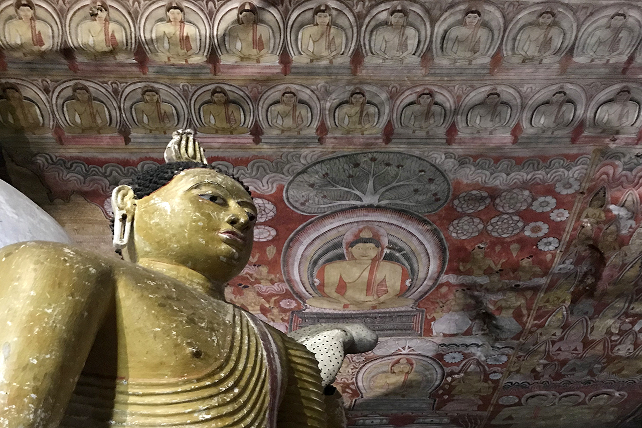 Höhle mt Buddha Statuen in Sri Lanka