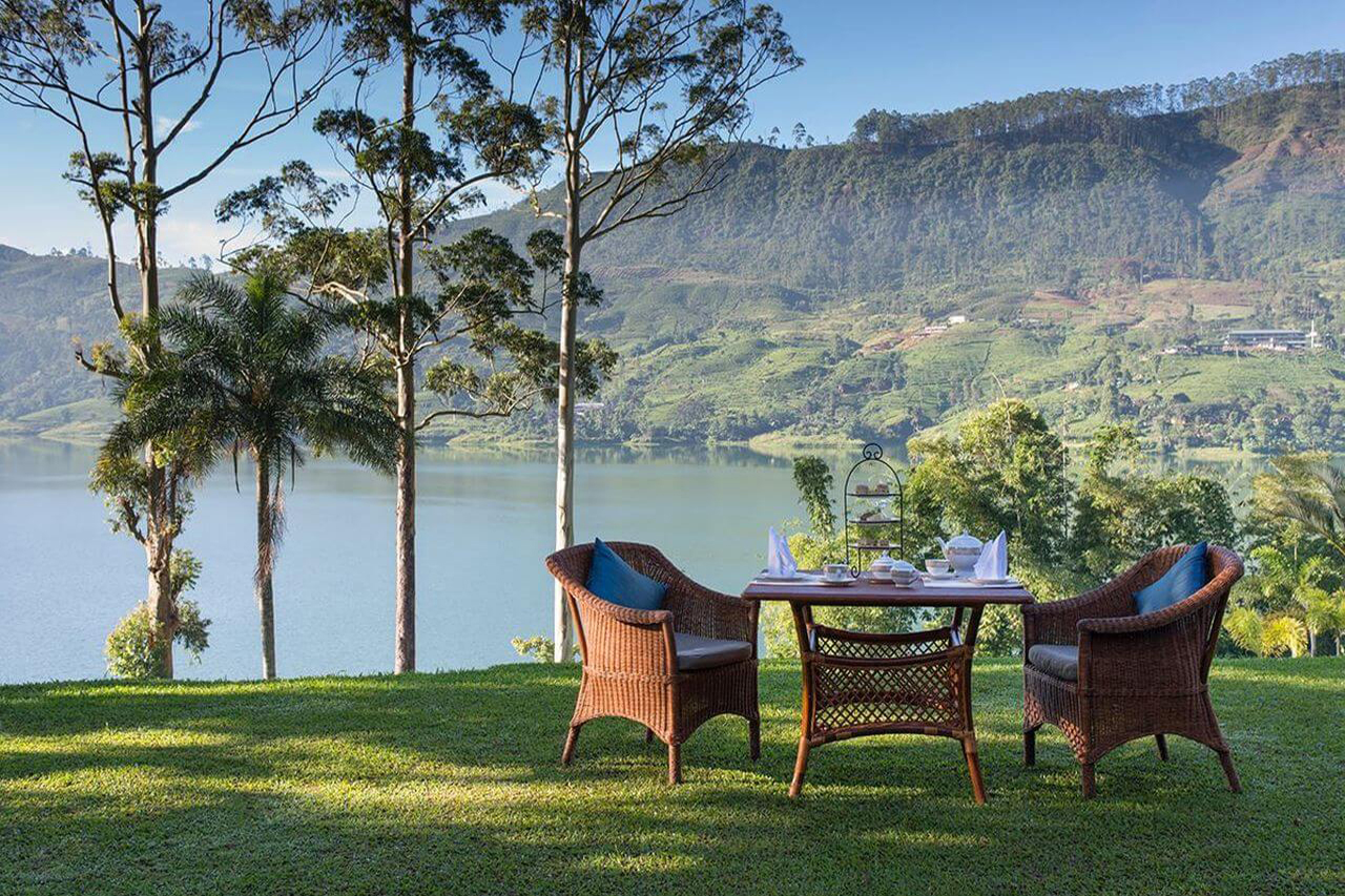 Blick von der Lodge der Celyon Tea Trials bei Tag auf den See und die Teeplantagenhügel Sri Lankas
