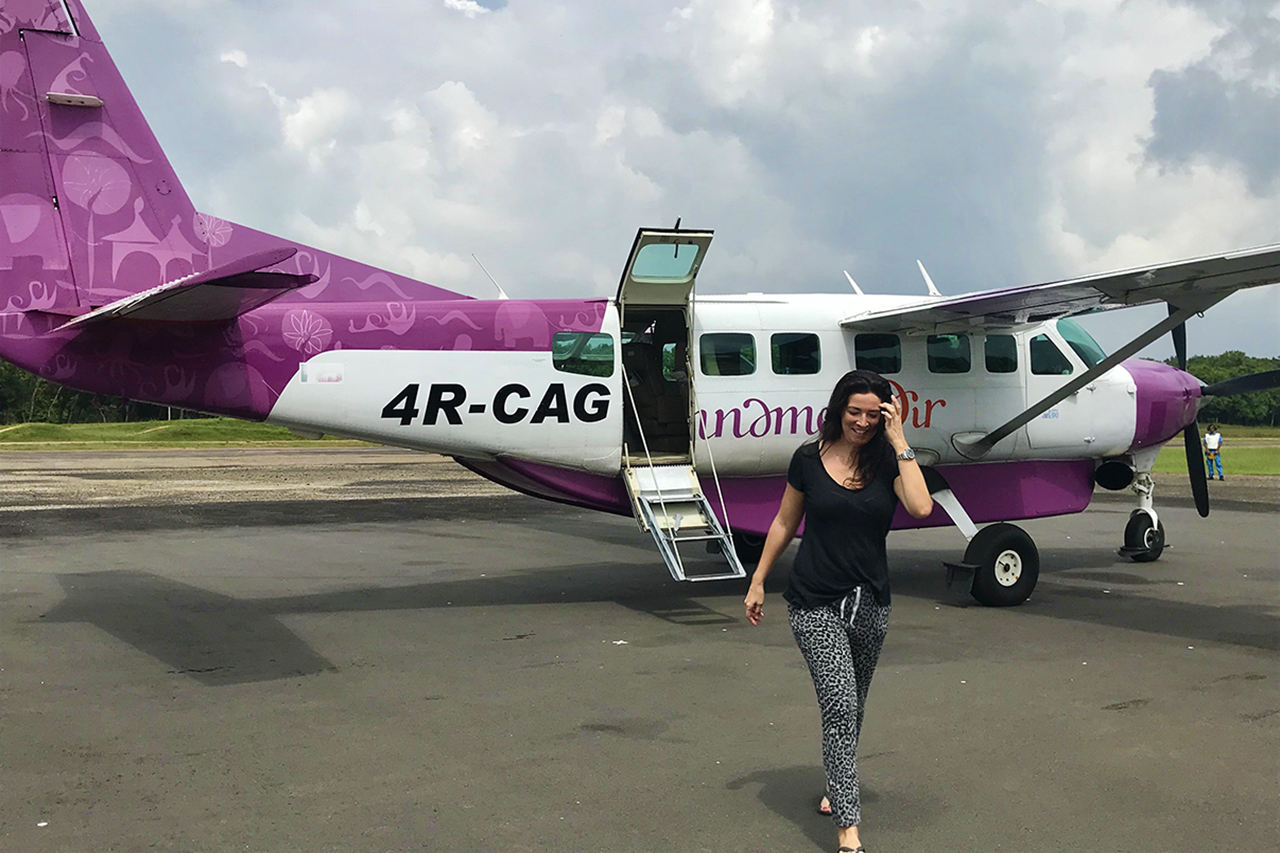 Inspektionsreise Susanne Riss in Sri Lanka beim Ausstieg aus einem Kleinflugzeug