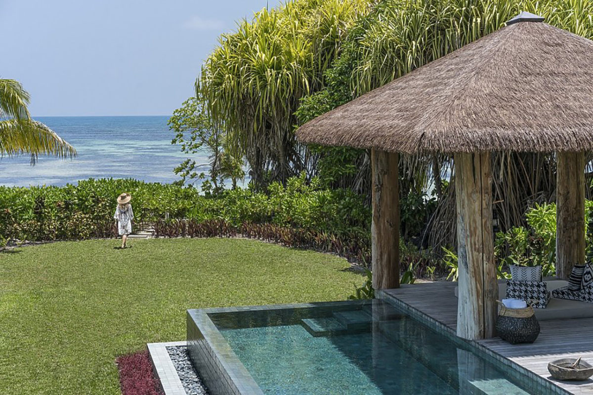 Blick von der Sunset Beach Villa des Four Seasons Resort Seychellen auf Desroches Island