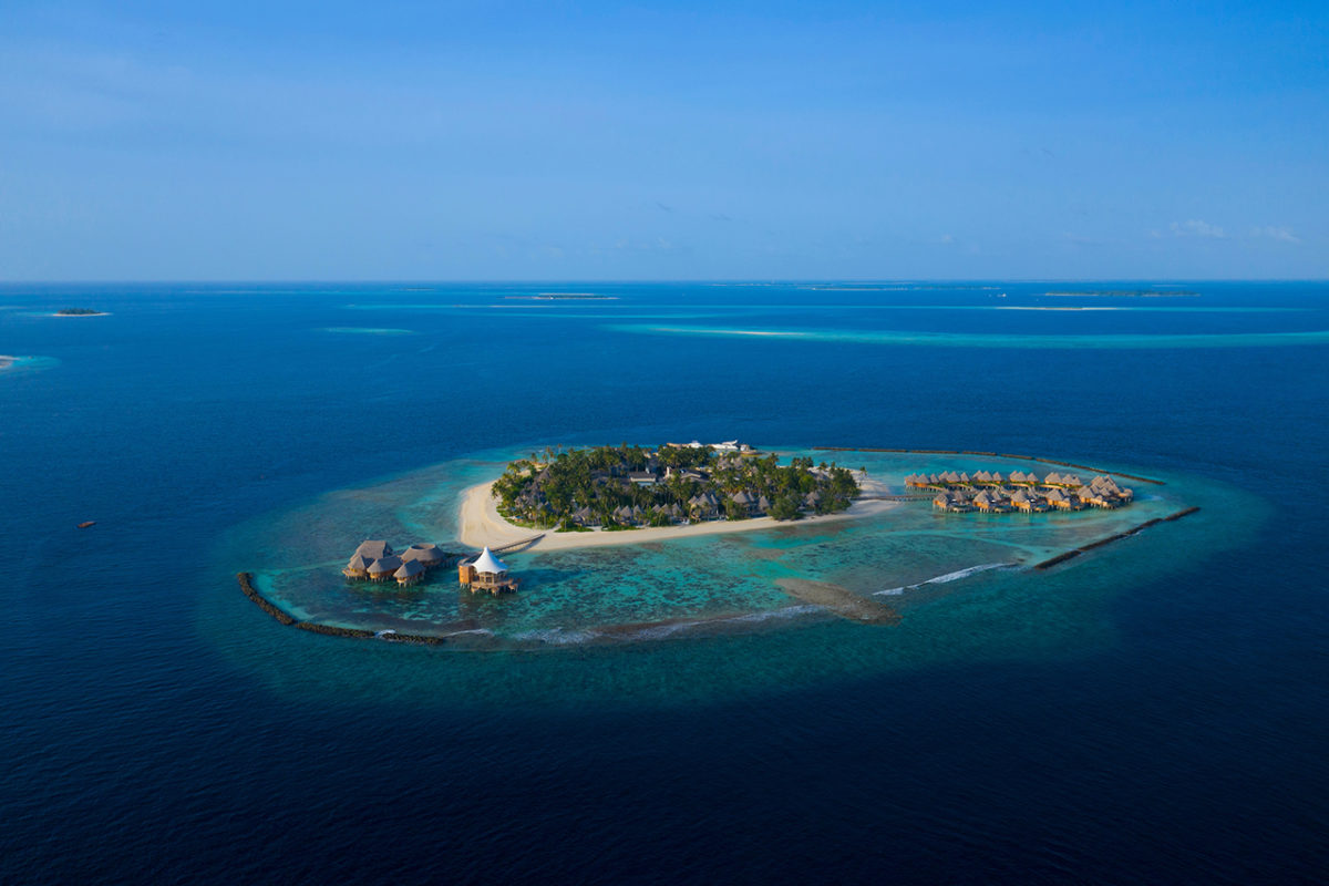 Blick aus der Vogelperspektive auf die Luxusinsel The Nautilus auf den Malediven