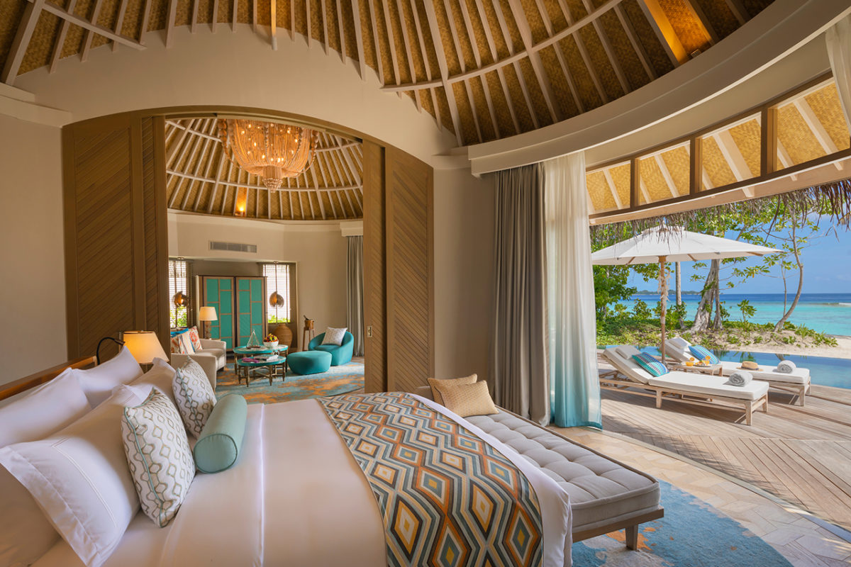 Blick vom Schlafzimmer auf den Strand Bungalow des Luxusresorts The Nautilus auf den Malediven