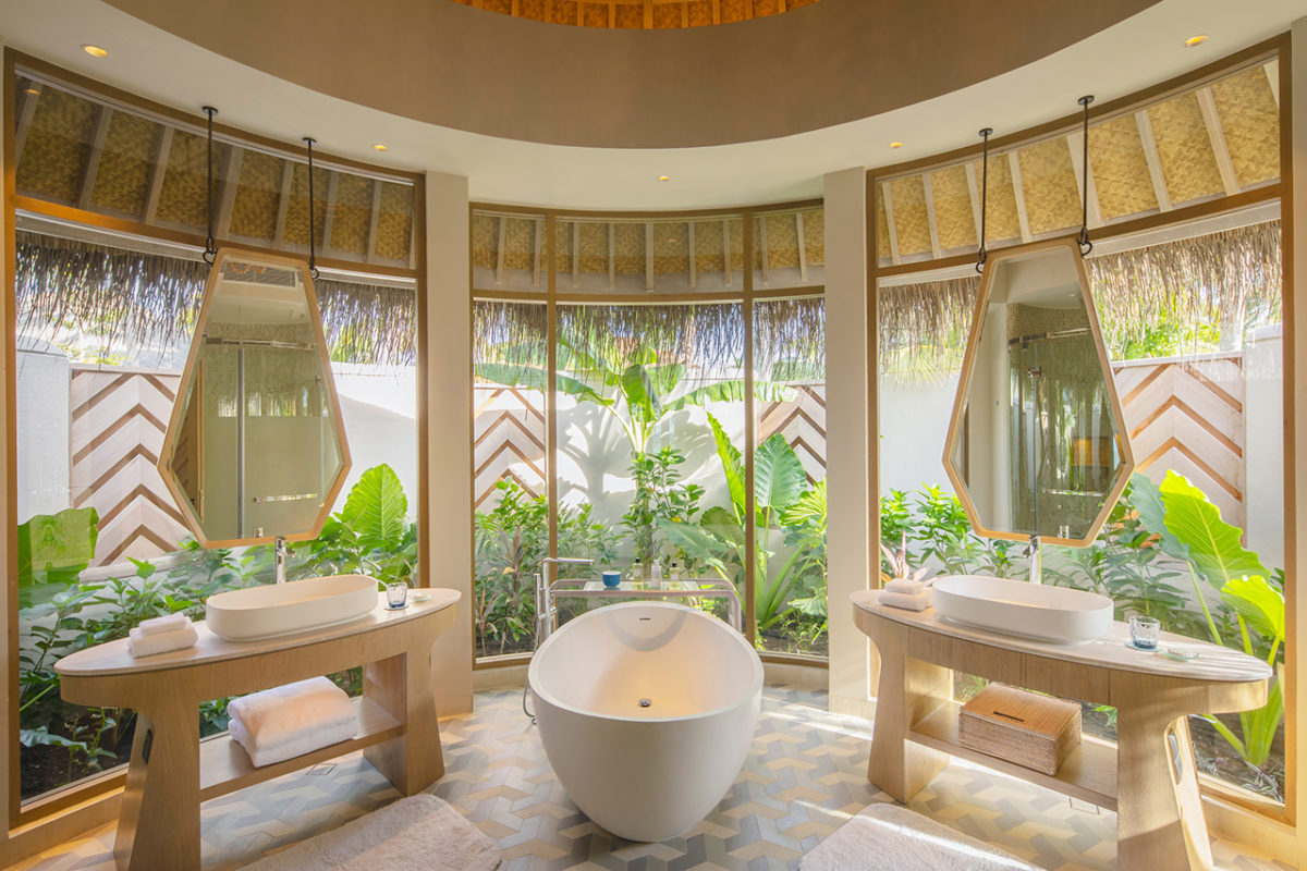 Blick in das Badezimmer des The Nautilus Luxusresort auf den Malediven