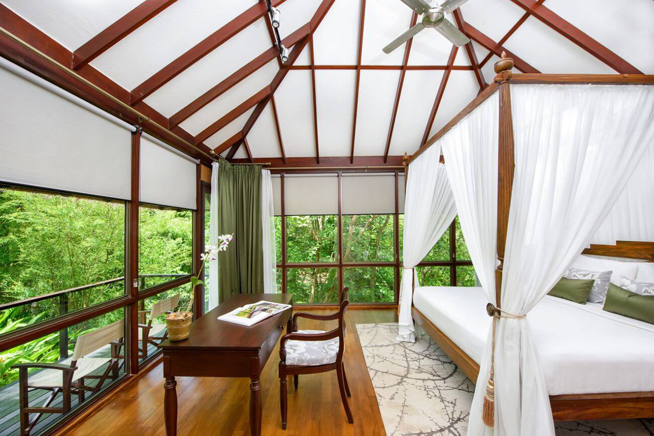 Schlafzimmer der Villa mit privatem Pool im Dschungel des Hotels Ulagalla by Uga Escape in Sri Lanka bei Tag