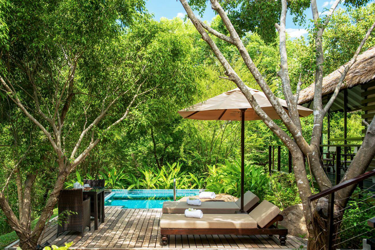 Villa mit privatem Pool im Dschungel des Hotels Ulagalla by Uga Escape in Sri Lanka bei Tag