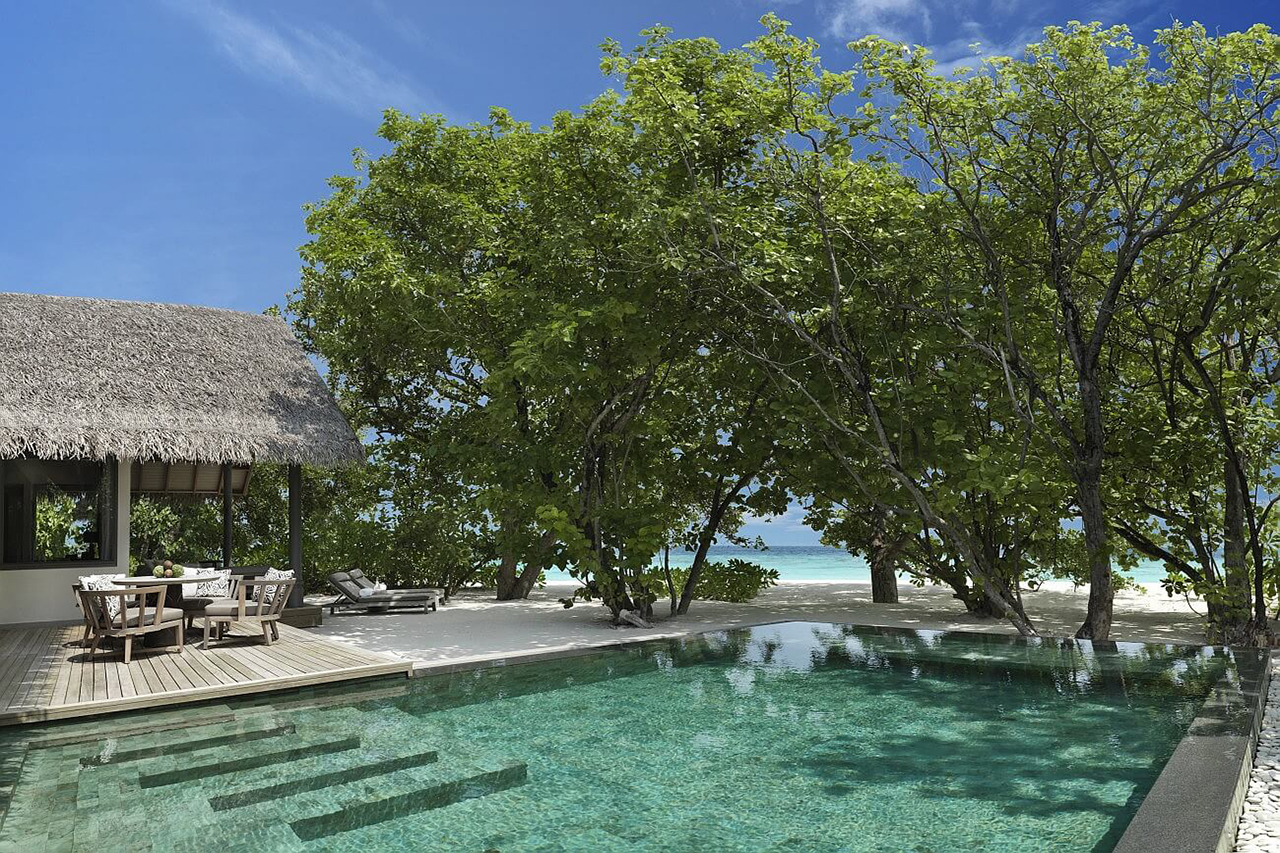 Blick auf die Beach Suite des Luxusresort Vakkaru Maldives am Strand mit Blick auf den türkisfarbenen indischen Ozean