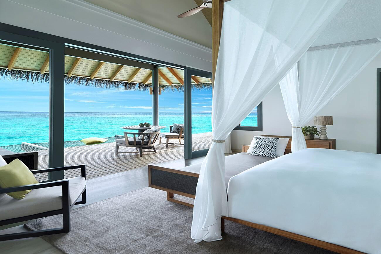 Blick aus dem Schlafzimmer des Wasserbungalows auf Vakkaru Malediven auf das türkisblaue Wasser des indischen Ozeans