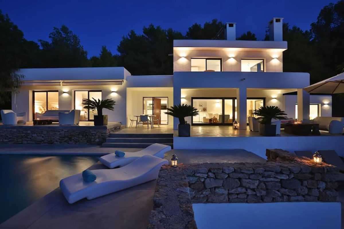 Blick in der Abenddämmerung auf die private Villa aLegre auf Ibiza in Spanien mit privatem Pool