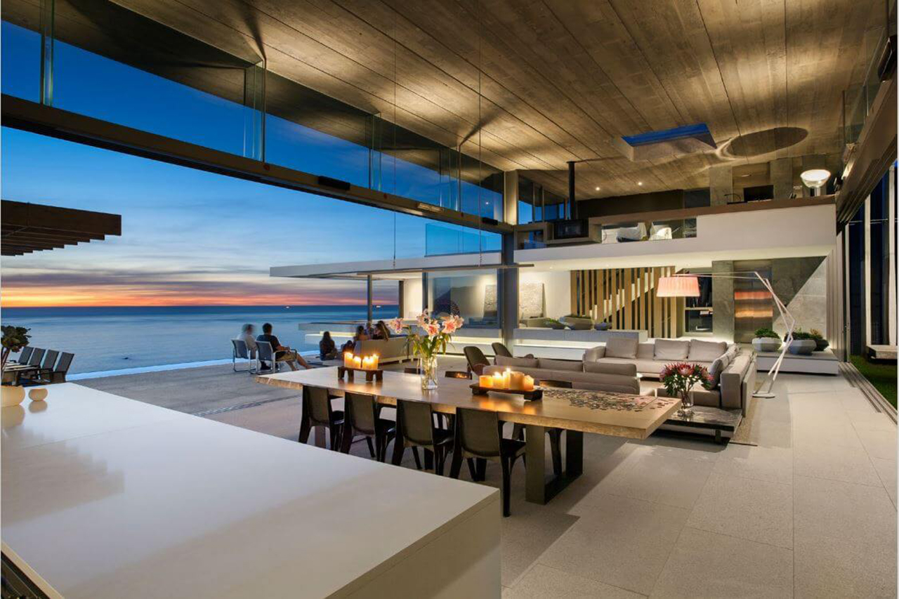Villa Beyond in der Abenddämmerung vom Wohnzimmer mit Blick über das Meer in Kapstadt Südafrika