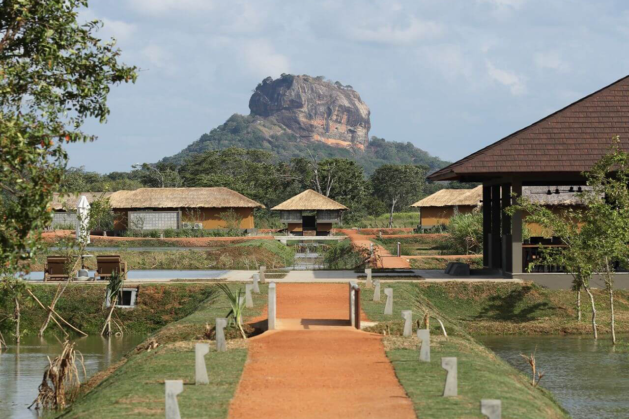 Blick auf Sirigiya vom Resort Watergardem Sirigiya in Sri Lanka bei Sonnenschein