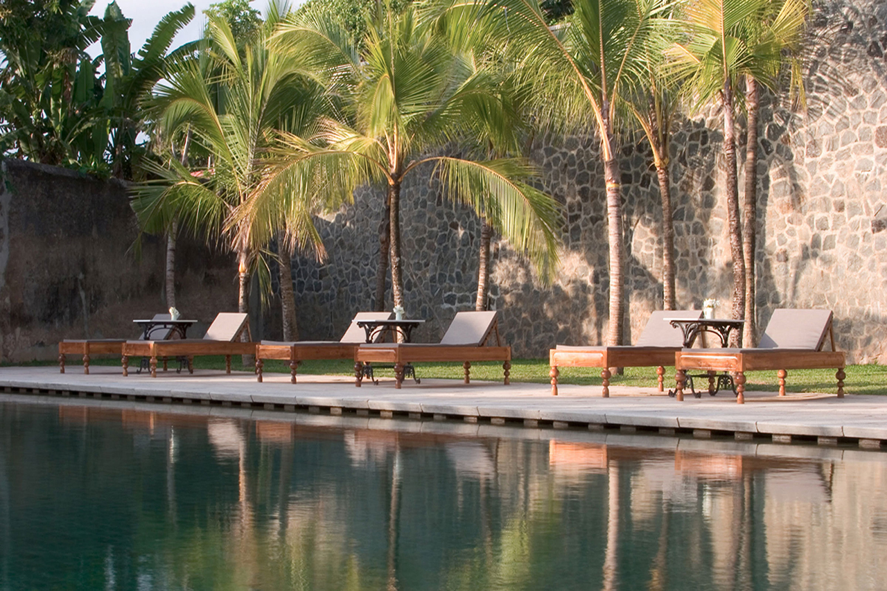 Dunkelblauer Pool mit Palmen des Luxusresorts Amangalla in Galle Sri Lanka bei Tag