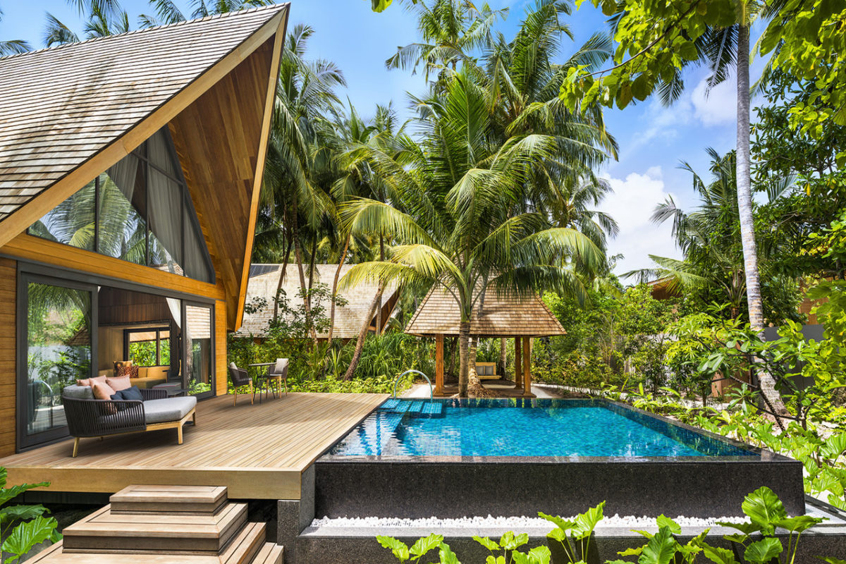 Blick auf den privaten Pool von Palmen umrandet der Garden Villa des Luxusresorts St Regis Vommuli auf den Malediven